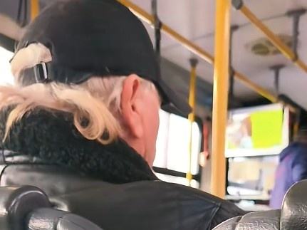 “¡Sabés cómo te pincho!”: chofer de ómnibus frenó de golpe y pasajero enojado lo agredió