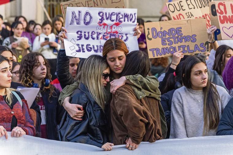 Movilización contra intento de femicidio en Facultad de Medicina: “Estudiamos para salvar vidas, no para despedir compañeras”