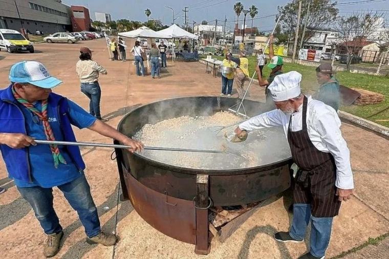 Preparan la novena edición del arroz con pollo gigante a beneficio en Concordia