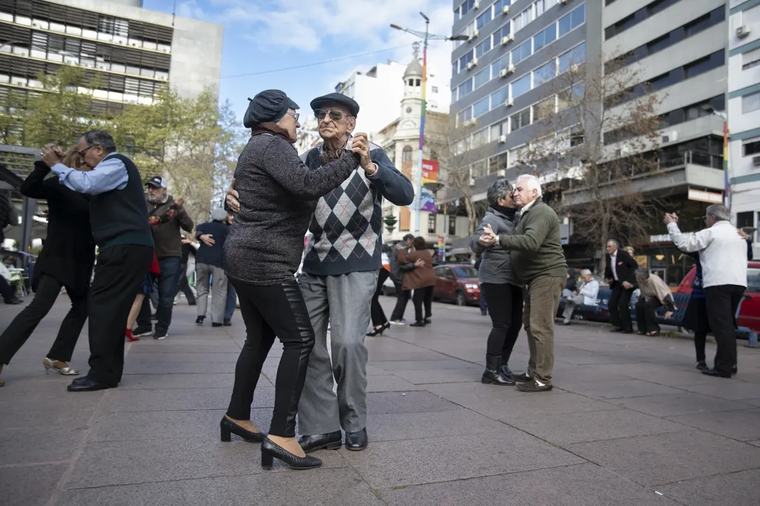 La caminata del tango a ritmo de milonga nos hace gastar más energía que caminar al mismo tranco