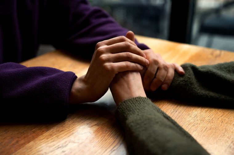 Escuchar para salvar vidas: brindan capacitación en primeros auxilios suicidológicos