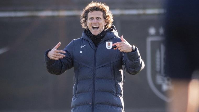Sin Luis Suárez y con varias sorpresas, Diego Forlán dio su primera lista de reservados para los partidos ante Corea del Sur, Japón e India de la fecha FIFA