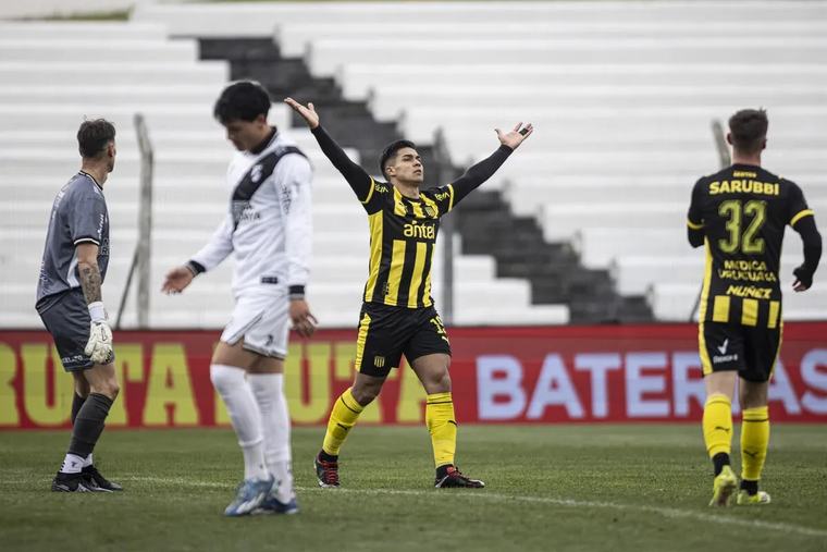 Peñarol goleó 4-0 a Danubio y agrava la crisis de la franja
