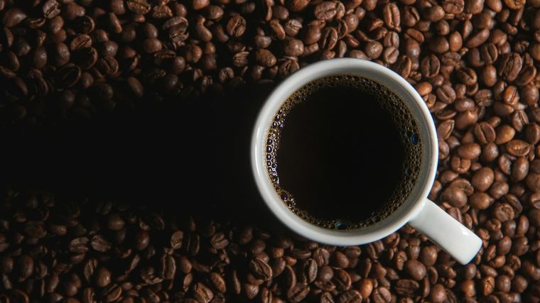 La ciencia revela por qué el café frena el envejecimiento (y no es por la cafeína)