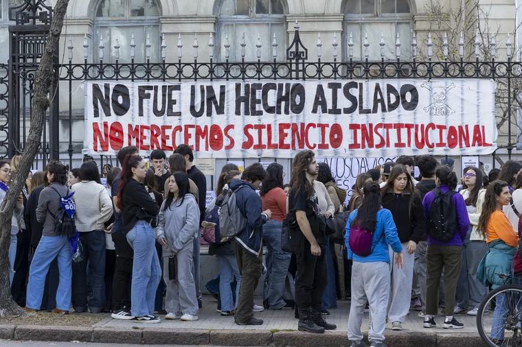 Estudiantes, trabajadores y colectivos de la Udelar reclaman formación obligatoria en género ante intento de femicidio en Medicina